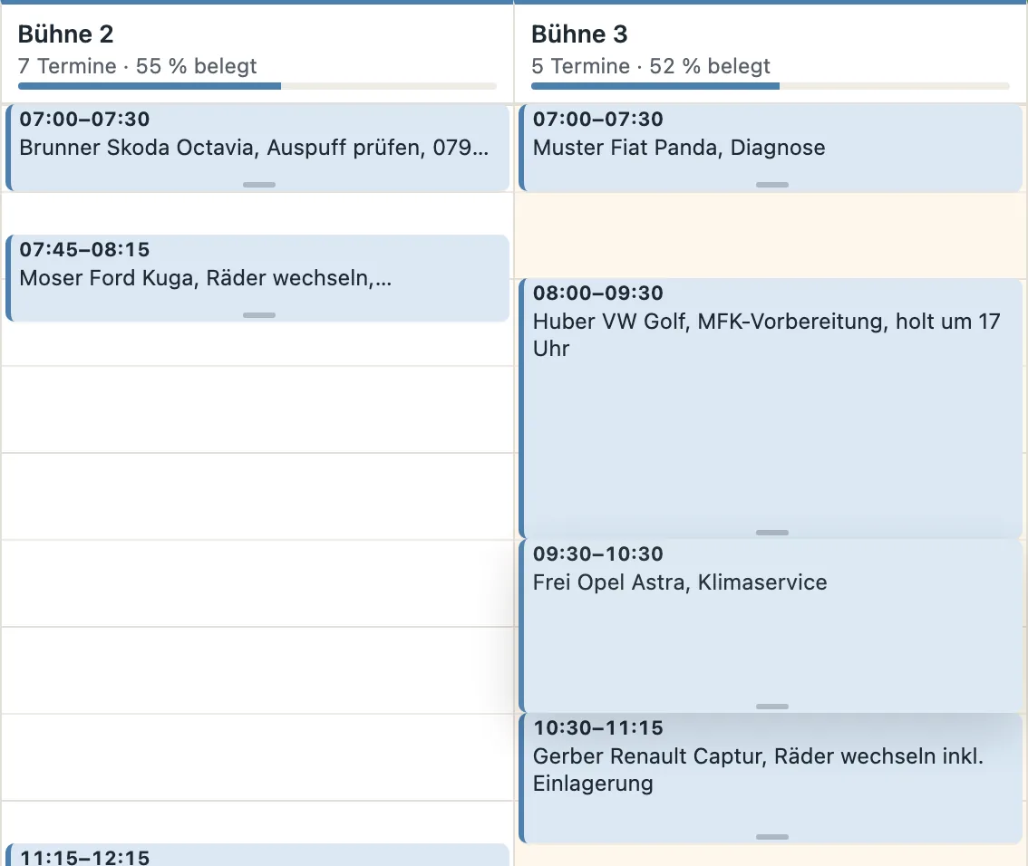 Screenshot der Tagesansicht mit erfundenen Terminen und den Bühnen als Spalten. Auf dem breiten Bild wird gerade ein Klimaservice auf Bühne 3 gezogen.